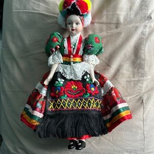 Doll, beautiful costume, brand new,!